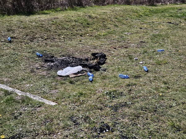 Herbe brûlée, bouteilles d’eau et déchets dans le parc Eagle Mountain à Coquitlam