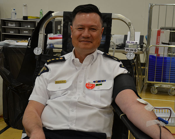 Photo du surintendant principal Mark LePage, officier des Ressources humaines, qui fait un don de sang