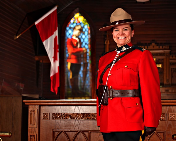 La gendarme Chantal Mitchell sourit dans l’église de l’École de la GRC à l’occasion de la remise de son diplôme.