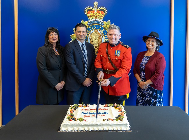 Photo du maire de la municipalité de North Cowichan, Rob Douglas, de la mairesse de la ville de Duncan, Michelle Staples, Cindy Daniels, cheffe des tribus Cowichan, et du sous-commissaire Dwayne McDonald, commandant divisionnaire de la GRC en C.-B., coupant le gâteau de la cérémonie.