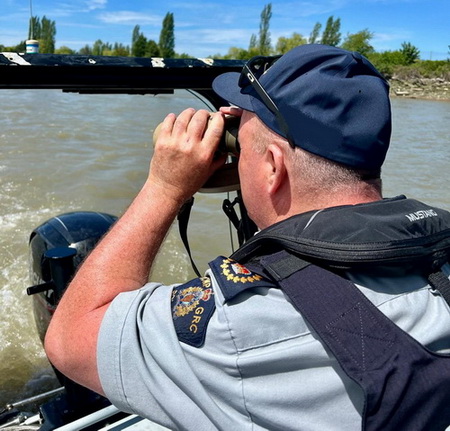 Le sergent-major d’état-major Ross Lundie sur The Fraser Guardian du Détachement de la GRC de Richmond