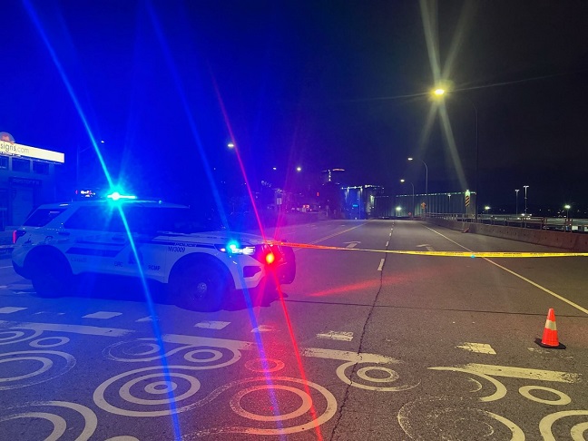 Une voiture de police avec ses gyrophares en fonction est photographiée sur Low Level Road, à North Vancouver, le 22 juin 2024.