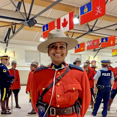 La gendarme Pancharatnarajah portant la tunique rouge