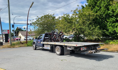 une motocyclette sur une dépanneuse à plateforme