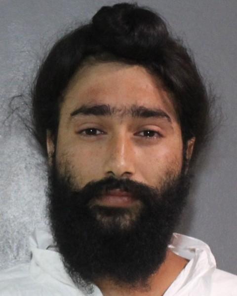 Photo de Jatinder Singh, un homme sud-asiatique de 24 ans avec des cheveux noirs relevés en chignon sur la tête, une barbe et une moustache brun foncé ou noires, des sourcils foncés et des yeux foncés.