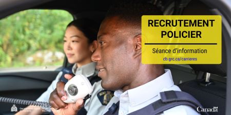 Un policier et une policière se trouvent dans une voiture de police. Le policier tient un microphone émetteur. À droite de l’image, il y a un encadré jaune dans lequel figure le texte en français suivant : Recrutement Policier, Séance d’information, cb.grc.ca/carrieres.