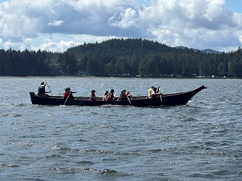 2)&#9;Photo de jeunes autochtones pagayant avec des aînés pendant l’excursion en canot.