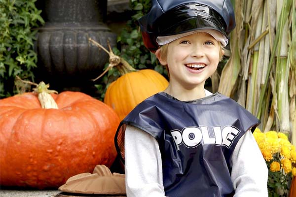 Photo d’un enfant déguisé en policier pour l’Halloween