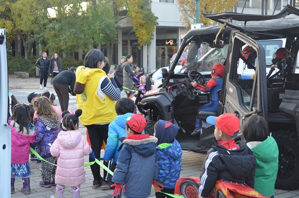 Des enfants costumés s’intéressent à un véhicule de recherche et sauvetage à la fête d’Halloween 2023.