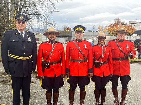 Photo of RCMP officers standing in Red Serge