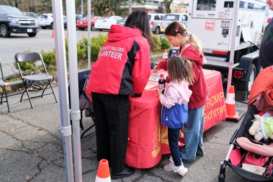 Un bénévole de Richmond interagit avec des enfants