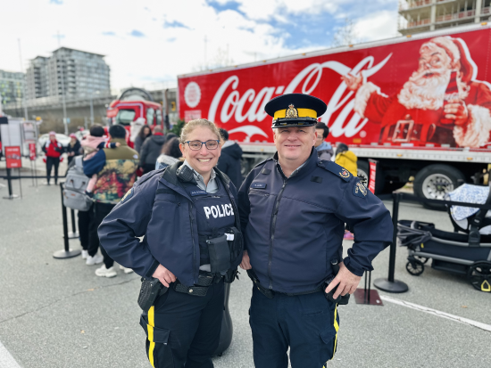 Des agents de la GRC souriants se tiennent côte à côte