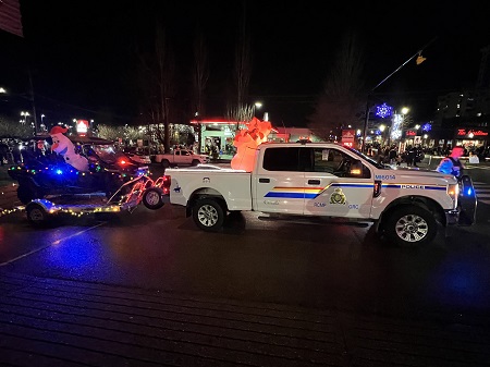 Photo of RCMP truck and trailer decorated with Christmas lights