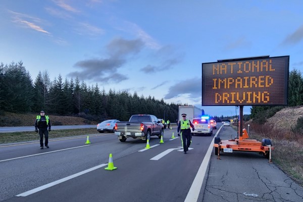 Agents de police montée avec la Patrouille routière de la Colombie-Britannique à un contrôle routier dans le nord de l’île de Vancouver