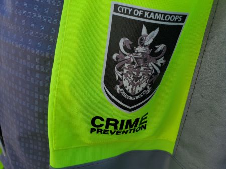 un insigne d’épaule jaune fluo arborant le logo de la prévention du crime de la ville de Kamloops. 