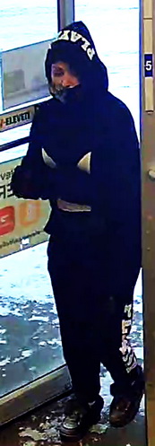 Photo d'une personne d'intérêt portant un pantalon et une veste noirs
