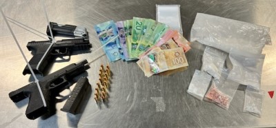 Photo d’armes à feu, de drogues et d’argent.