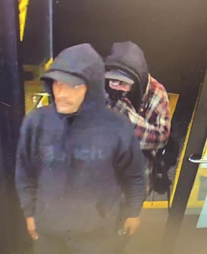 Suspects walking into 7-11