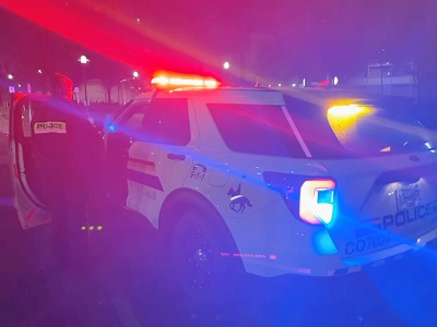 Photo d’une voiture de police de la GRC avec les phares allumés.