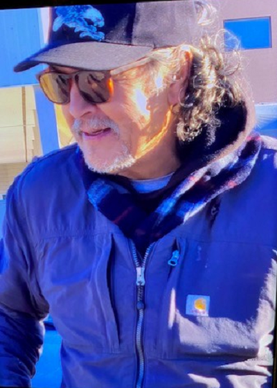 Leon Sinclair qui porte une veste bleue et une casquette de baseball marine