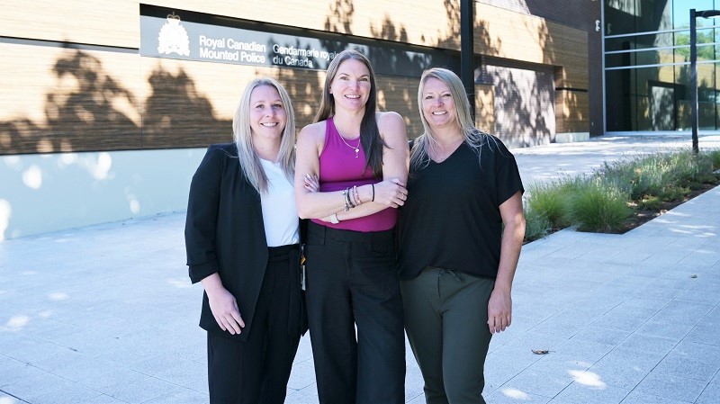 De gauche à droite, Aimee, Jessica et Lisa devant le quartier général de la GRC de la Colombie-Britannique