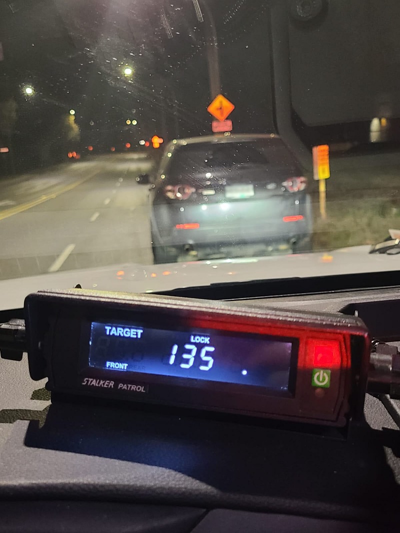  Écran du radar du tableau de bord d'une voiture de police montrant qu'un véhicule a atteint 135 km/h; le véhicule est arrêté devant la voiture de police sur l'autoroute Lougheed à hauteur de la promenade Orchid à Coquitlam.
