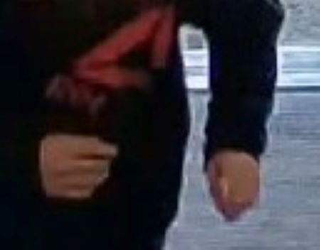 Un chandail à capuchon affichant un logo rouge sur le côté gauche
