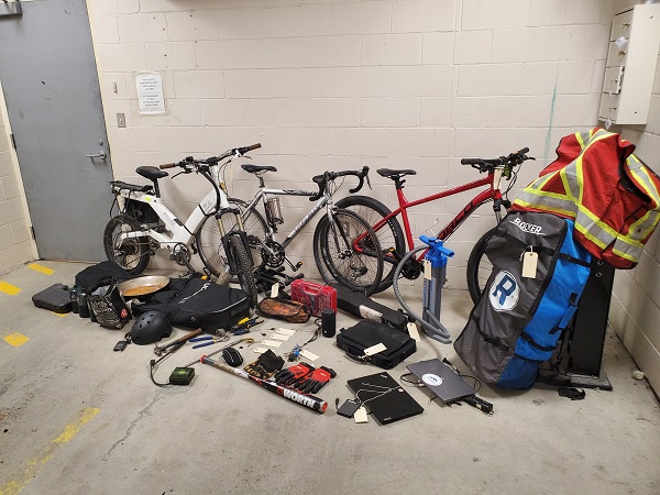 Photo de divers articles que l’on croit volés, y compris des vélos
