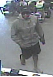 Photo de surveillance sous un autre angle du suspect qui entre dans le magasin.