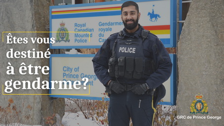  Photo d'un policier devant un poste de police sur laquelle sont superposés les mots « Êtes-vous censé être un gendarme ? ».