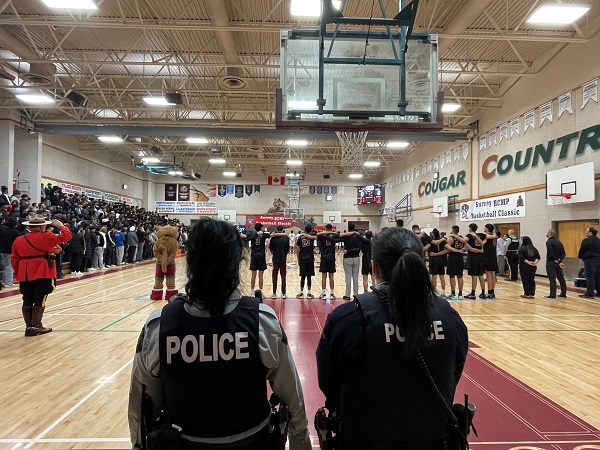Photo d'officiers observant la finale de la Classique de basket-ball 2023