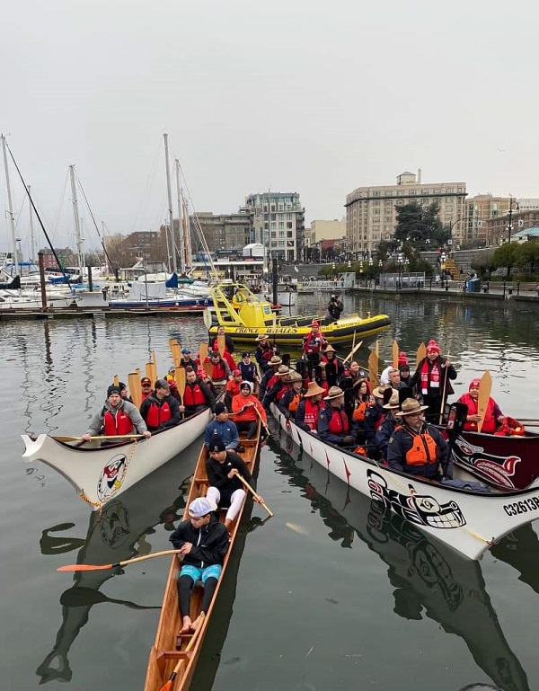 Paddling into the harbour