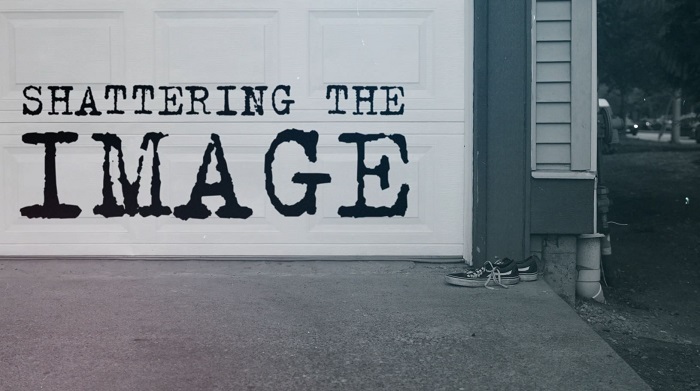 Une image fixe de la vidéo de présentation de Shattering the Image, avec les mots « Shattering the Image » sur une porte de garage blanche, avec une paire d’espadrilles dans l’allée à proximité.