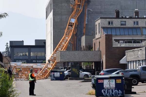 Photo of collapsed crane