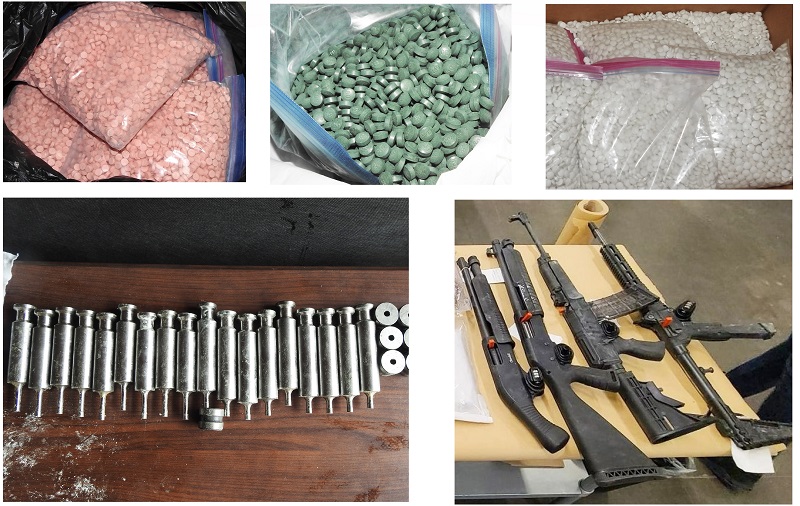 Collage de 5 images de la saisie de drogues, d’armes à feu et de matrices de pressage de comprimés. Les trois images du haut sont celles des comprimés contrefaits d’Adderall, d’OxyContin et d’Oxycocet. Les deux images du bas représentent des matrices de pressage de comprimés et quatre armes à feu illégales.