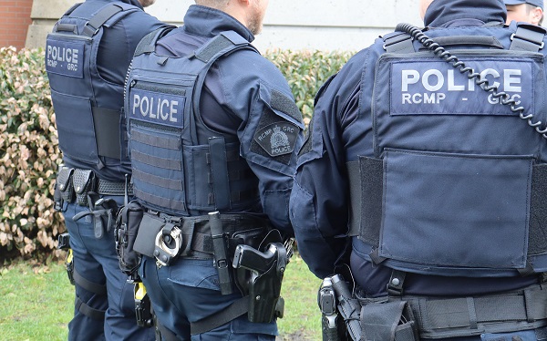 Image d’un groupe d’agents en uniforme de l’Équipe de lutte contre les gangs du Détachement de la GRC de Coquitlam, debout, côte à côte
