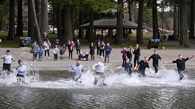 Des agents de la GRC courent dans l’eau froide du lac Cultus