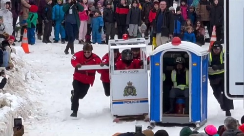 Photo montrant le sergent d’état major Chris Dodds, chef du Détachement de la GRC de Revelstoke, lors de la course de toilette sèche.